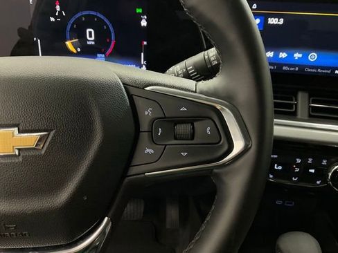 Used 2025 Chevrolet Trax LT w/ LT Convenience Package FWD image 12