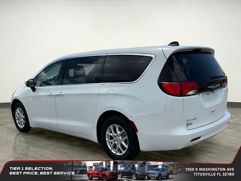 Used 2023 Chrysler Voyager LX FWD image 3