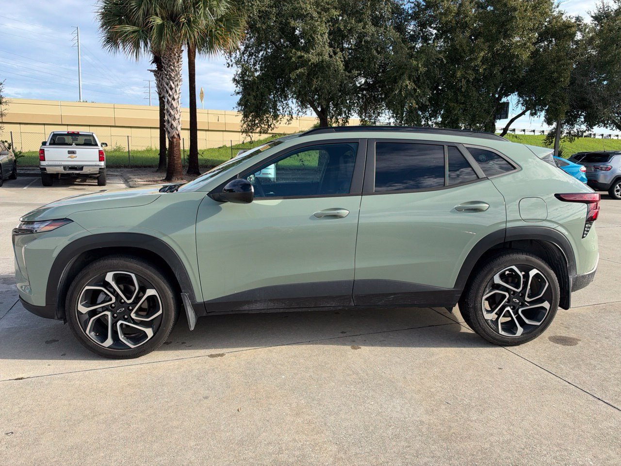 Used 2024 Chevrolet Trax RS w/ Sunroof Package FWD image 2