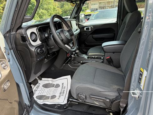 Certified 2024 Jeep Wrangler Unlimited AWD/4WD image 10