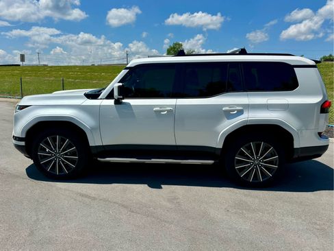 Used 2025 Lexus GX 550 w/ Accessory Package (2T) AWD/4WD image 7