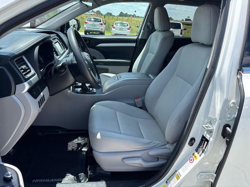 Used 2018 Toyota Highlander LE AWD/4WD image 18