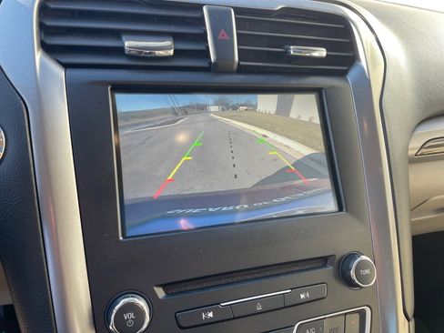 Used 2017 Ford Fusion SE w/ Fusion SE Technology Package image 22