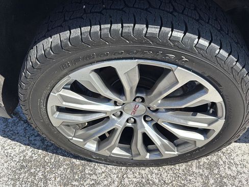 Used 2022 GMC Yukon Denali w/ Denali Premium Package image 13