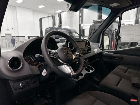 New 2025 Mercedes-Benz Sprinter 2500 image 10