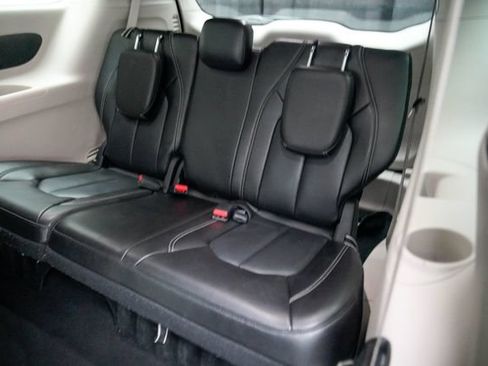 Used 2023 Chrysler Pacifica Touring-L FWD image 25