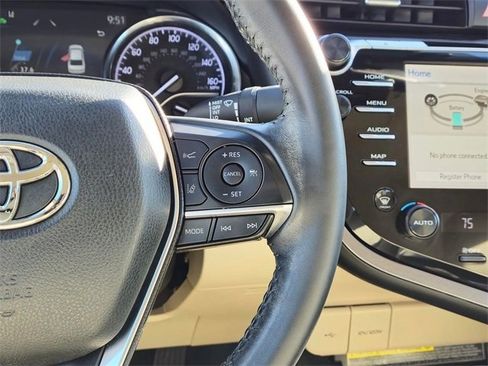 Used 2020 Toyota Camry XLE image 10