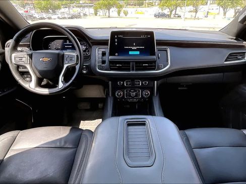 Used 2023 Chevrolet Suburban LT w/ Luxury Package image 10