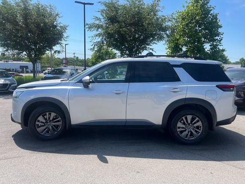 Used 2022 Nissan Pathfinder SV w/ SV Premium Package FWD image 4