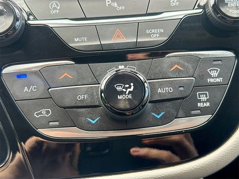 Used 2018 Chrysler Pacifica Touring-L image 16