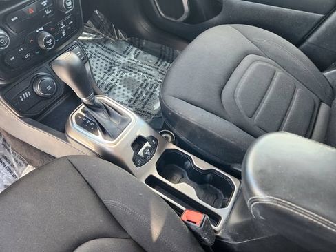 Used 2022 Jeep Renegade Latitude w/ Convenience Group AWD/4WD image 15