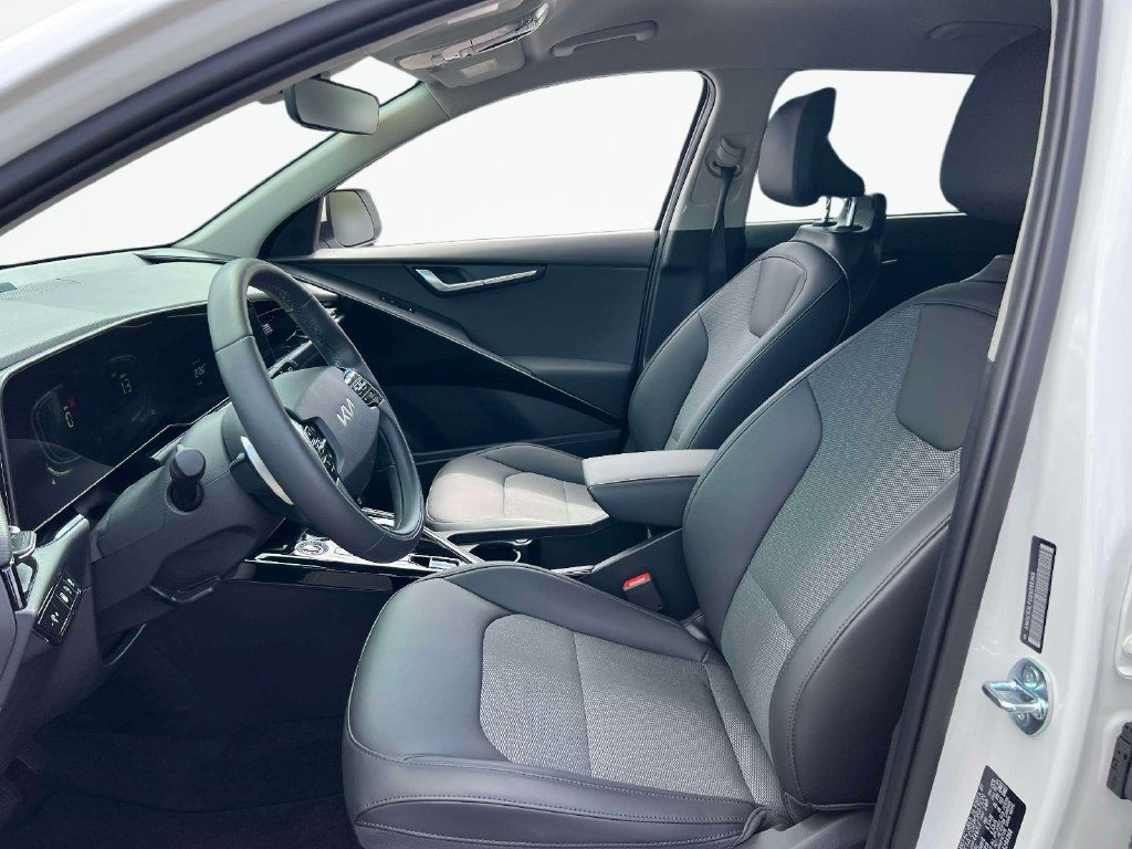 Used 2025 Kia Niro EX w/ EX Cold Weather Package FWD image 16