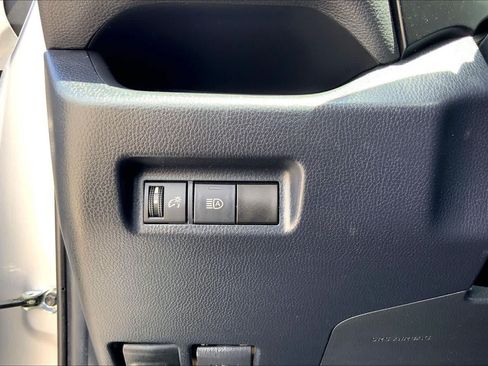 Used 2019 Toyota RAV4 LE FWD image 33