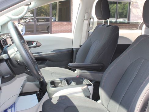 Used 2019 Chrysler Pacifica Touring Plus w/ Tire & Wheel Group FWD image 14