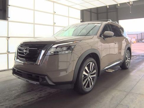 Certified 2024 Nissan Pathfinder Platinum image 2