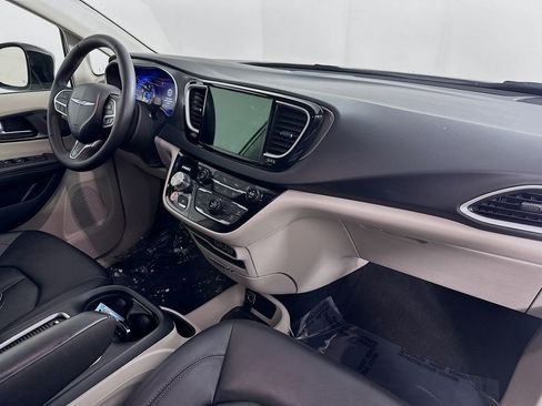 Certified 2024 Chrysler Pacifica Touring-L image 40