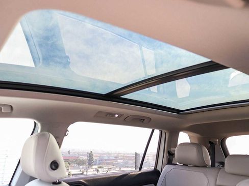 Used 2018 Volkswagen Tiguan SEL image 26