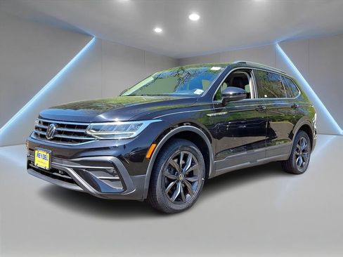 Certified 2023 Volkswagen Tiguan SE FWD image 1