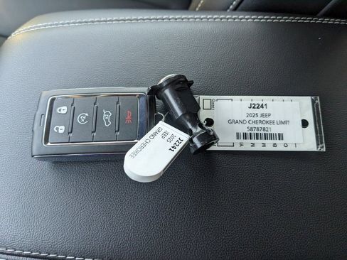 New 2025 Jeep Grand Cherokee Limited w/ Black Appearance Package image 33