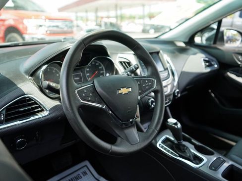 Used 2019 Chevrolet Cruze LT FWD image 5