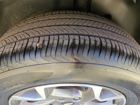 Used 2025 Chevrolet Trax LT w/ LT Convenience Package image 24