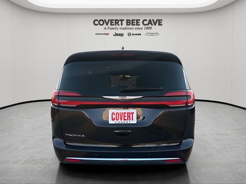 Certified 2024 Chrysler Pacifica Touring-L image 8