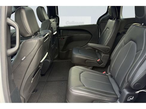 New 2026 Chrysler Pacifica Select image 18