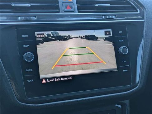 Used 2022 Volkswagen Tiguan SE R-Line image 12