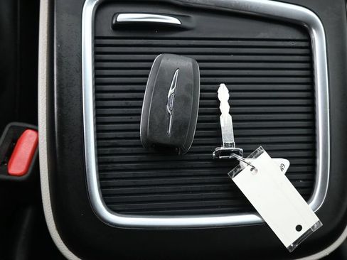 Used 2024 Chrysler Pacifica Limited FWD image 22
