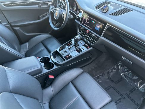 Certified 2025 Porsche Macan image 17