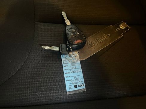 Used 2017 Jeep Wrangler Unlimited Rubicon w/ Connectivity Group image 76