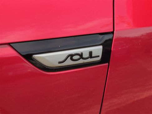 Used 2016 Kia Soul + image 13
