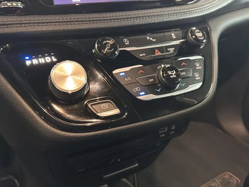 Used 2019 Chrysler Pacifica Limited FWD image 16