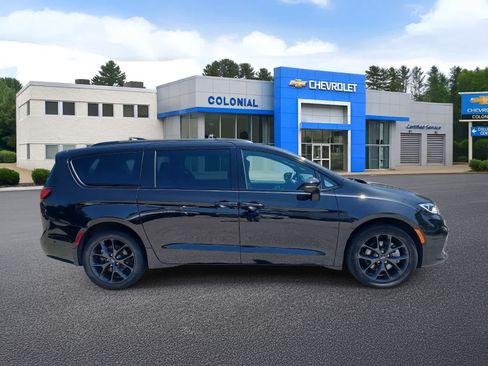 Used 2023 Chrysler Pacifica Touring-L w/ S Appearance Package AWD/4WD image 3