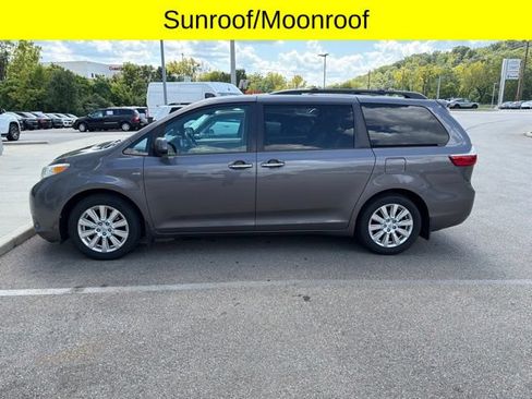 Used 2017 Toyota Sienna XLE Premium AWD/4WD image 4