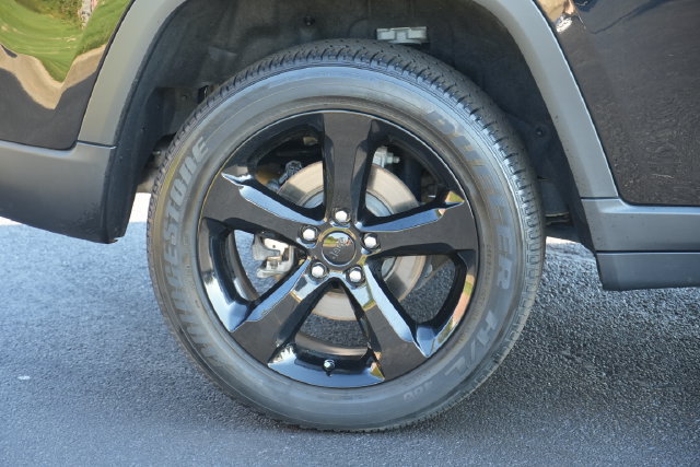 Used 2024 Jeep Grand Cherokee Altitude AWD/4WD image 10
