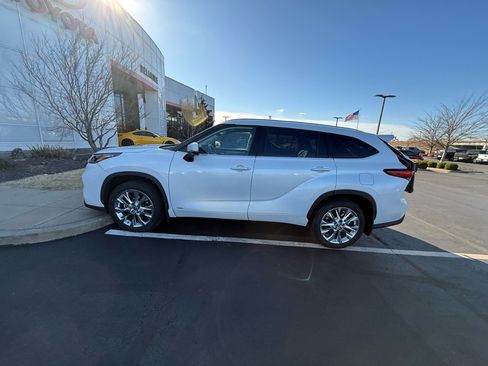 Used 2023 Toyota Highlander Limited image 5