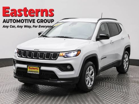 Used 2024 Jeep Compass Latitude AWD/4WD image 1
