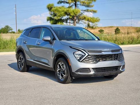 Used 2023 Kia Sportage LX image 3