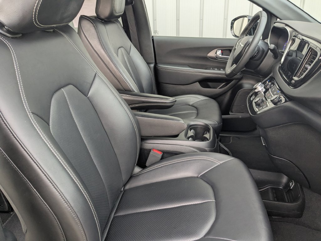 Used 2025 Chrysler Pacifica Select FWD image 32