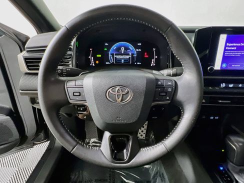 Used 2025 Toyota Camry SE w/ Convenience Package FWD image 18