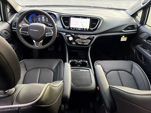 New 2026 Chrysler Pacifica Limited image 10