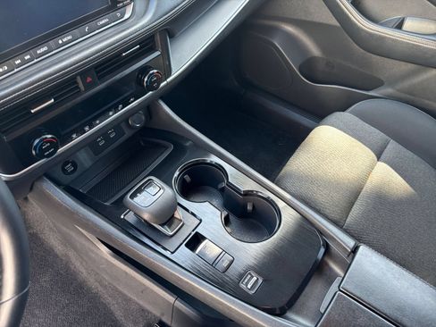 Used 2025 Nissan Rogue SV FWD image 43