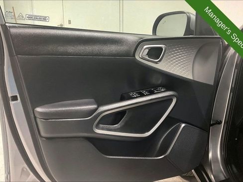 Used 2025 Kia Soul LX w/ LX Technology Package FWD image 21