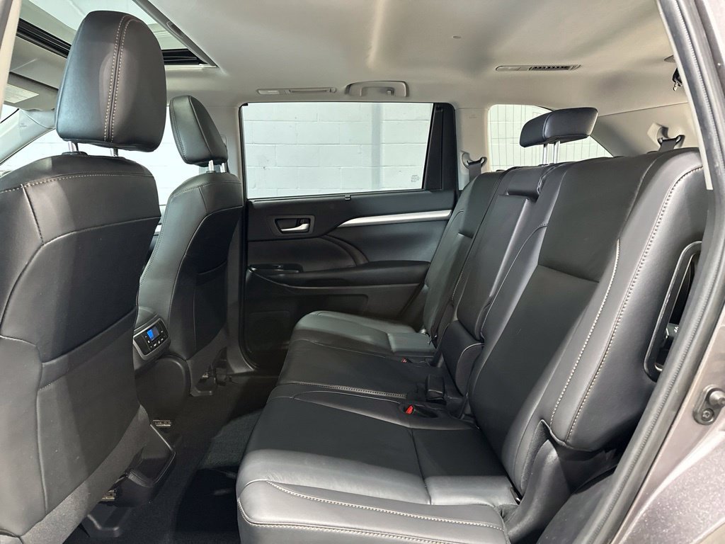 Used 2019 Toyota Highlander XLE AWD/4WD image 16