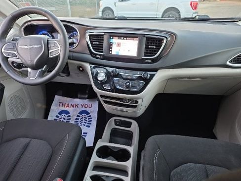 Used 2023 Chrysler Voyager LX image 2