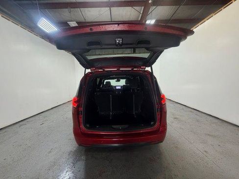 Certified 2025 Chrysler Pacifica Limited FWD image 10