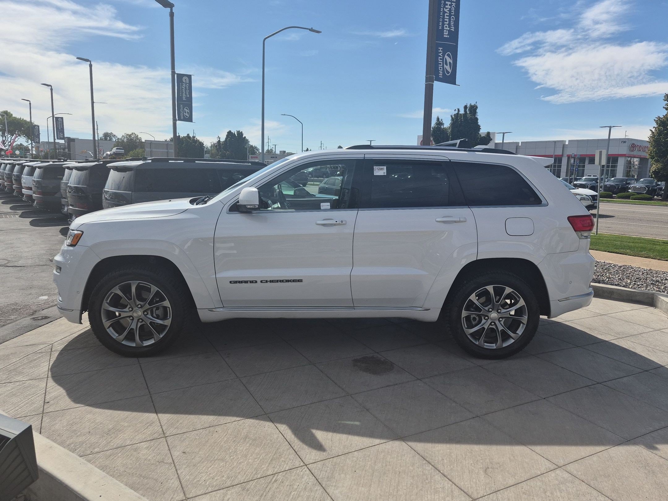 Used 2020 Jeep Grand Cherokee Summit AWD/4WD image 9