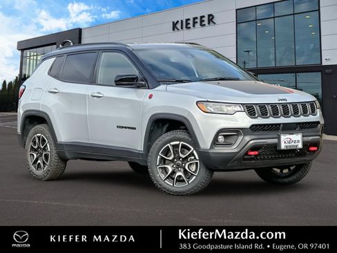 Used 2025 Jeep Compass Trailhawk AWD/4WD image 1