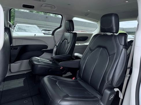 Used 2023 Chrysler Pacifica Touring-L FWD image 20